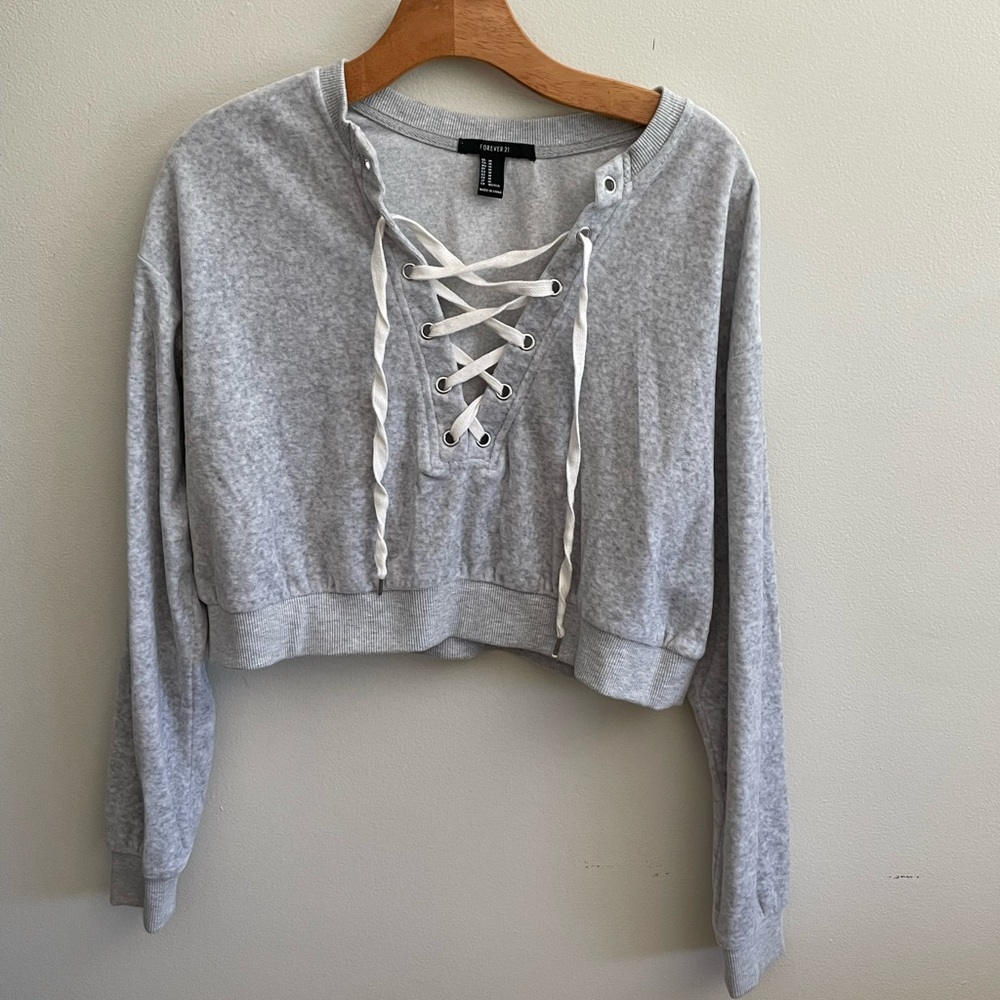 Forever 21 cropped gray top in Size M